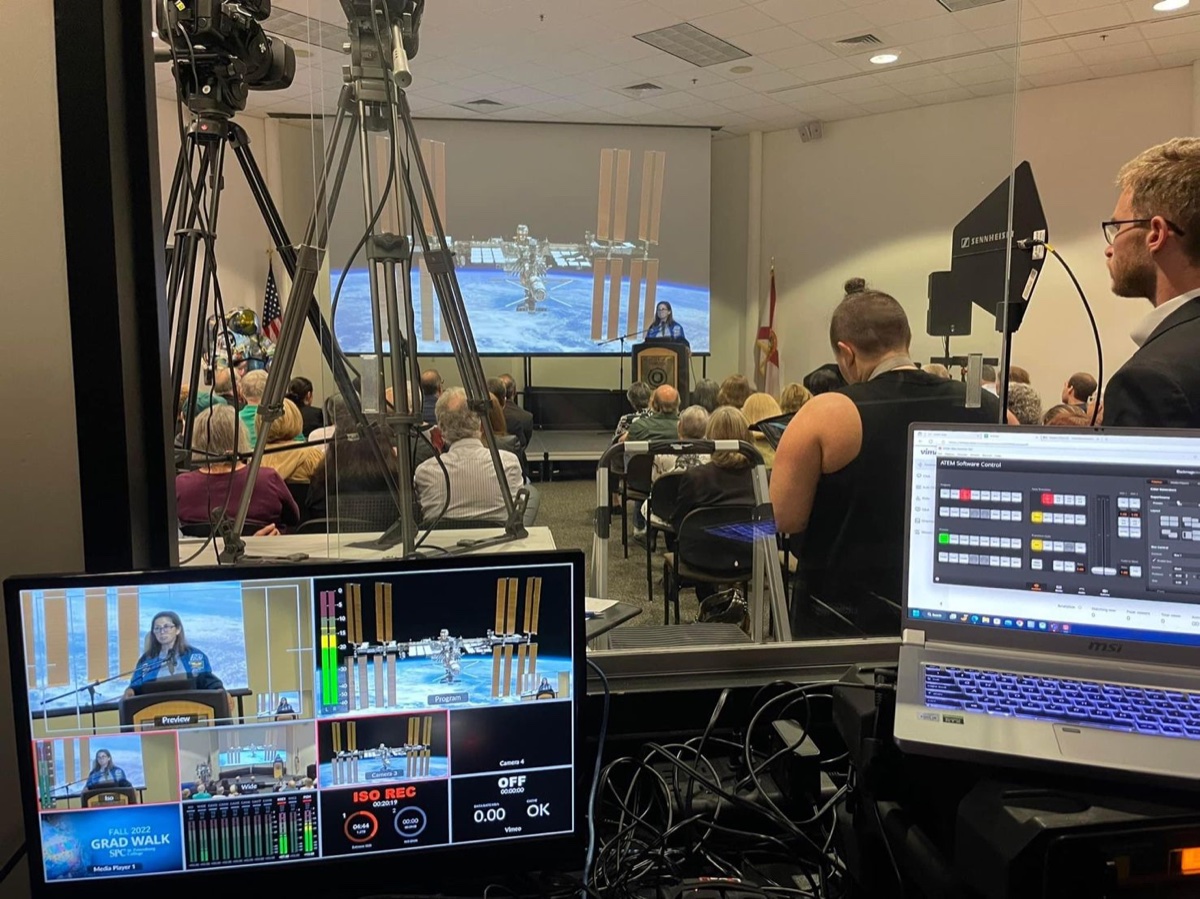 Multiview monitor and audio position at a speaking event with a presenter on stage